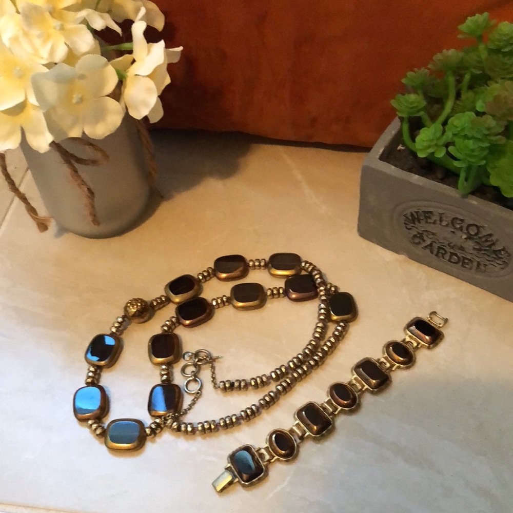 Beautiful piece. Longer chain necklace with matching bracelet.